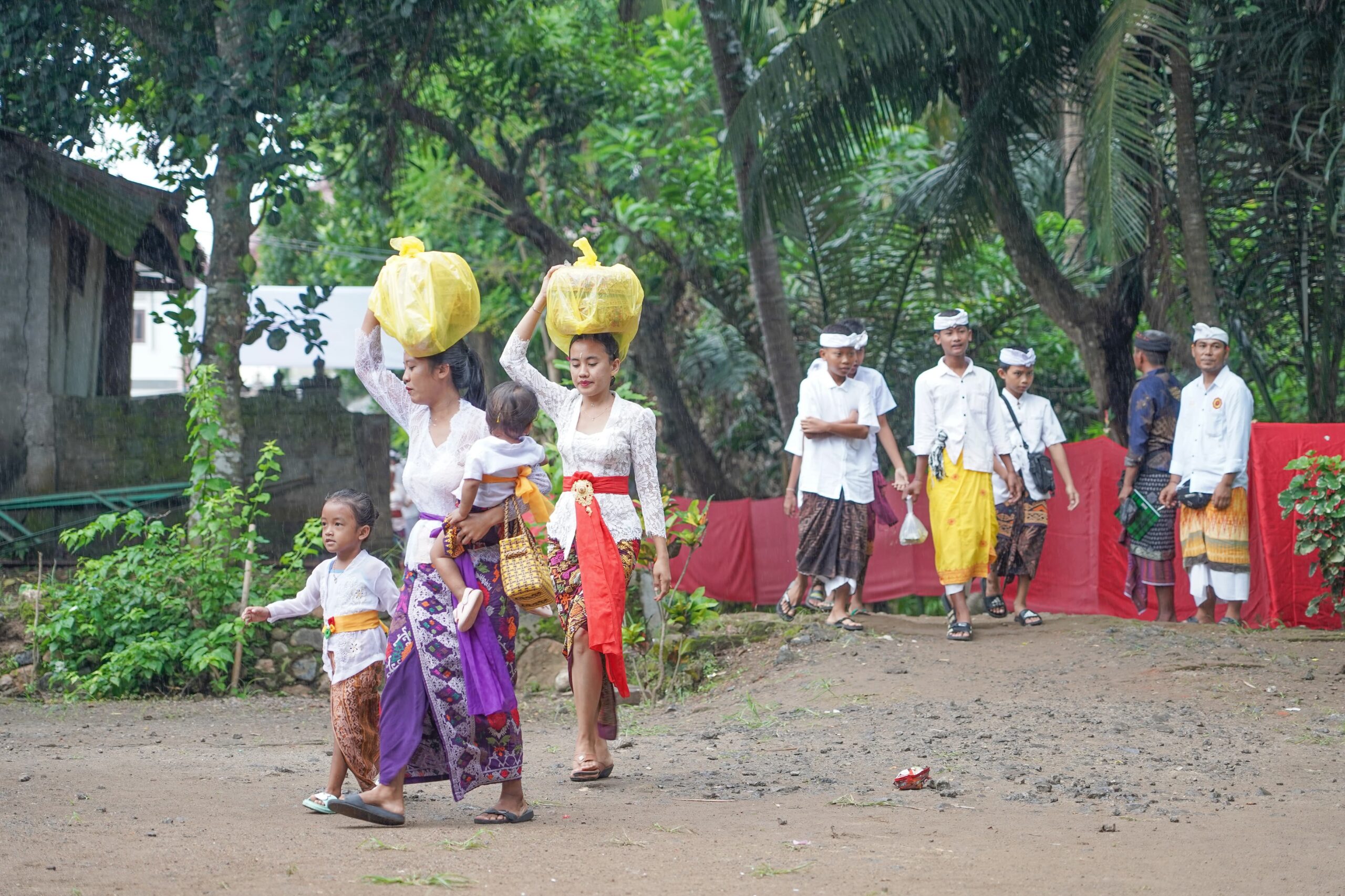 Hadiri Acara Pujawali Pura Persimpangan Pelangan, Pj Gubernur : Mari Pererat Tali Persaudaraan