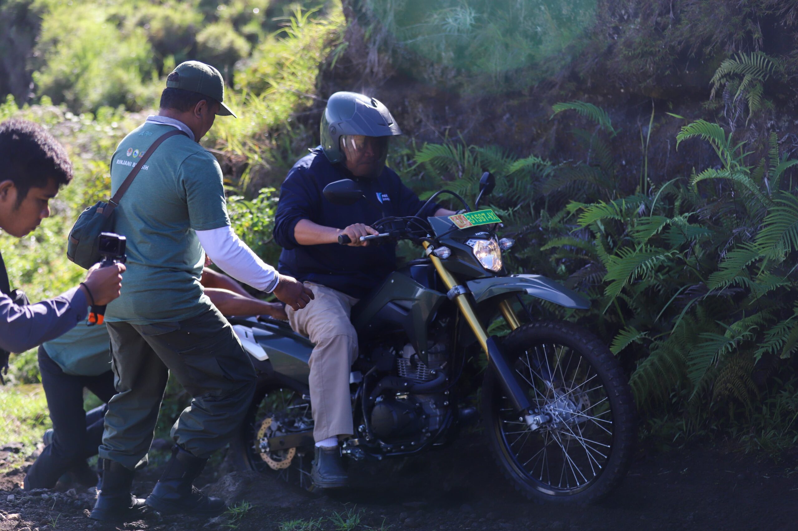 Clean Up dan Tanam Pohon di Rinjani, Pj Gubernur NTB : Kita Jaga Alam dan Alam Jaga Kita