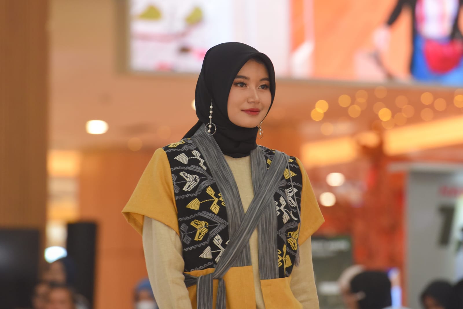 Fashion Show “Ramadhan Ethnic”, Bunda Lale Bangga Saksikan Bakat Desainer Muda NTB