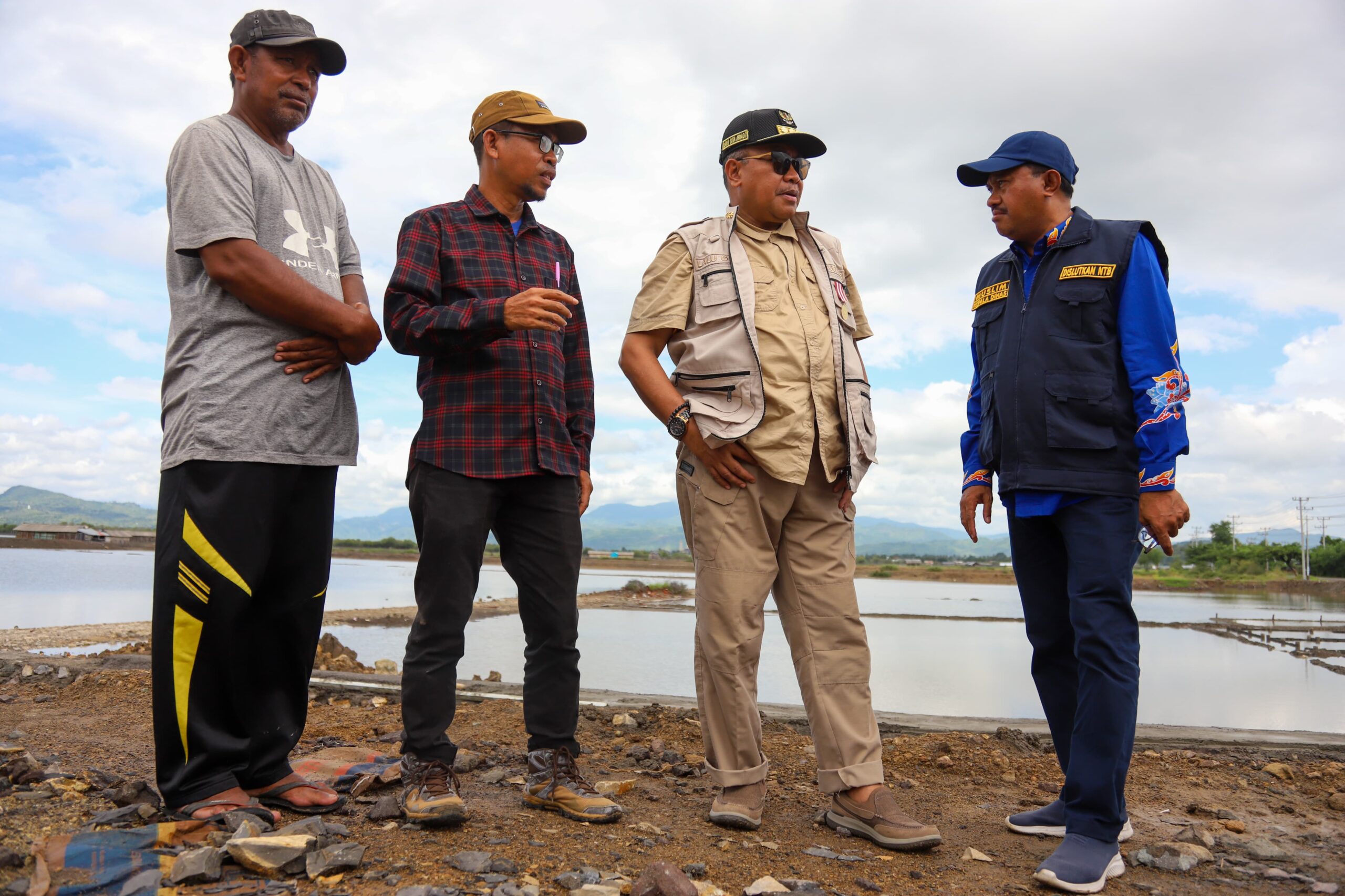 Pj Gubernur NTB Tinjau Kawasan Tambak Garam di Desa Pandai Kecamatan Woha