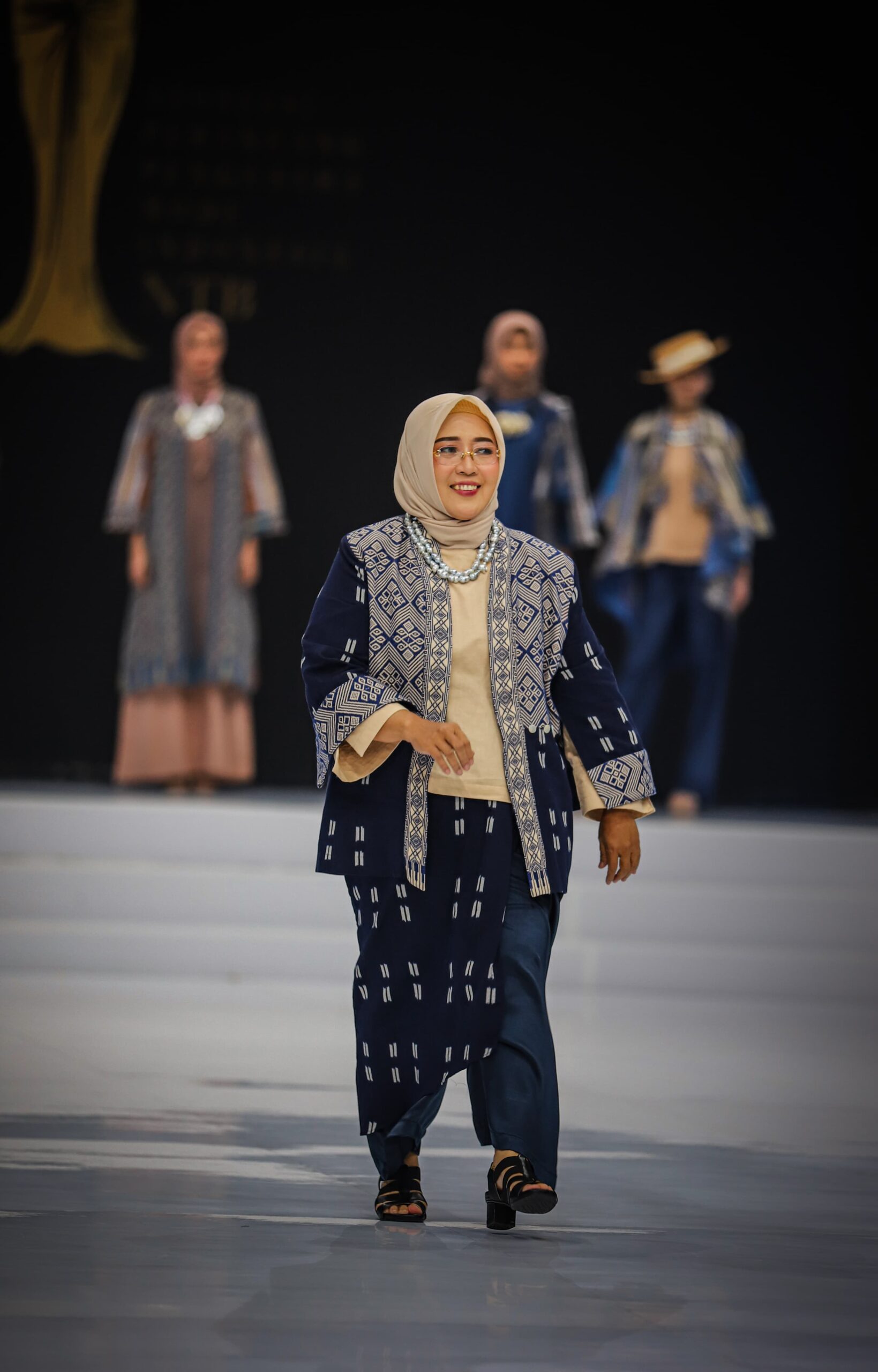 Kenakan Wastra Sukarare, Ketua Dekranasda Tampil Menawan di Indonesia Fashion Week