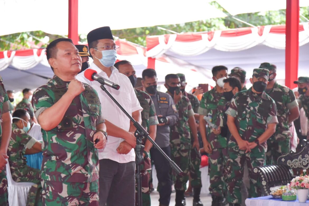 GUBERNUR DAMPINGI KSAD TINJAU VAKSINASI SERENTAK TNI-AD DI PONPES AL-ISLAHUDDINY KEDIRI