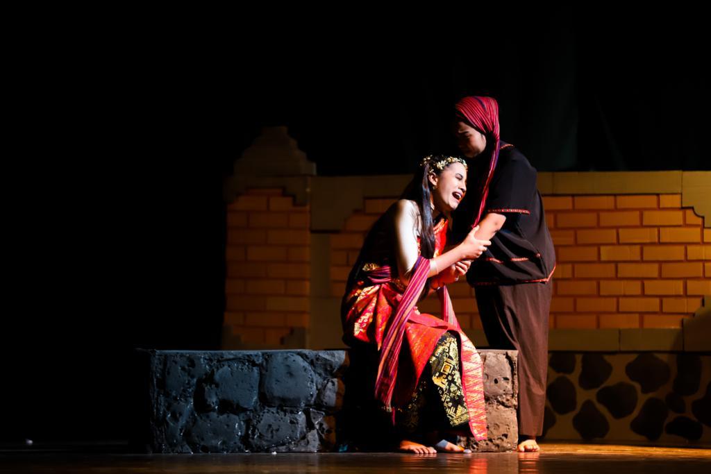 Bunda Niken Terkesan Saksikan Pementasan Teater “Balada Putri Mandalika”